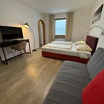 Huber, Und شقة فندقية 3*