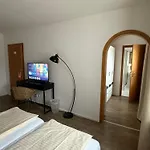 Huber, Und شقة فندقية