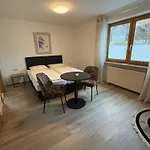 Huber, Und شقة فندقية