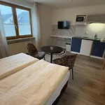 Huber, Und شقة فندقية 3*