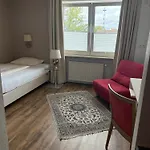 Huber, Und شقة فندقية